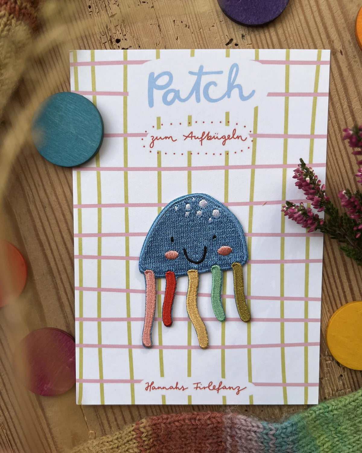 Hannahs Firlefanz Patch blaue Qualle mit bunten Tentakeln, auf der karierten Karte Patch zum Aufbügeln