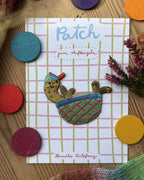 Hannahs Firlefanz Patch Schildkröte mit Cap in einer Schale, auf der karierten Karte Patch zum Aufbügeln