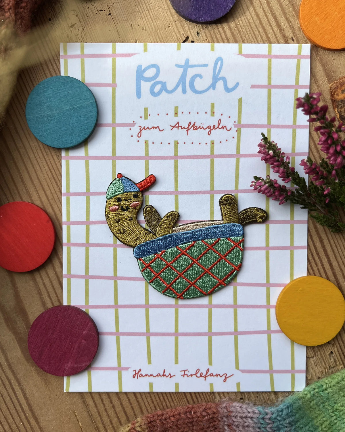 Hannahs Firlefanz Patch Schildkröte mit Cap in einer Schale, auf der karierten Karte Patch zum Aufbügeln