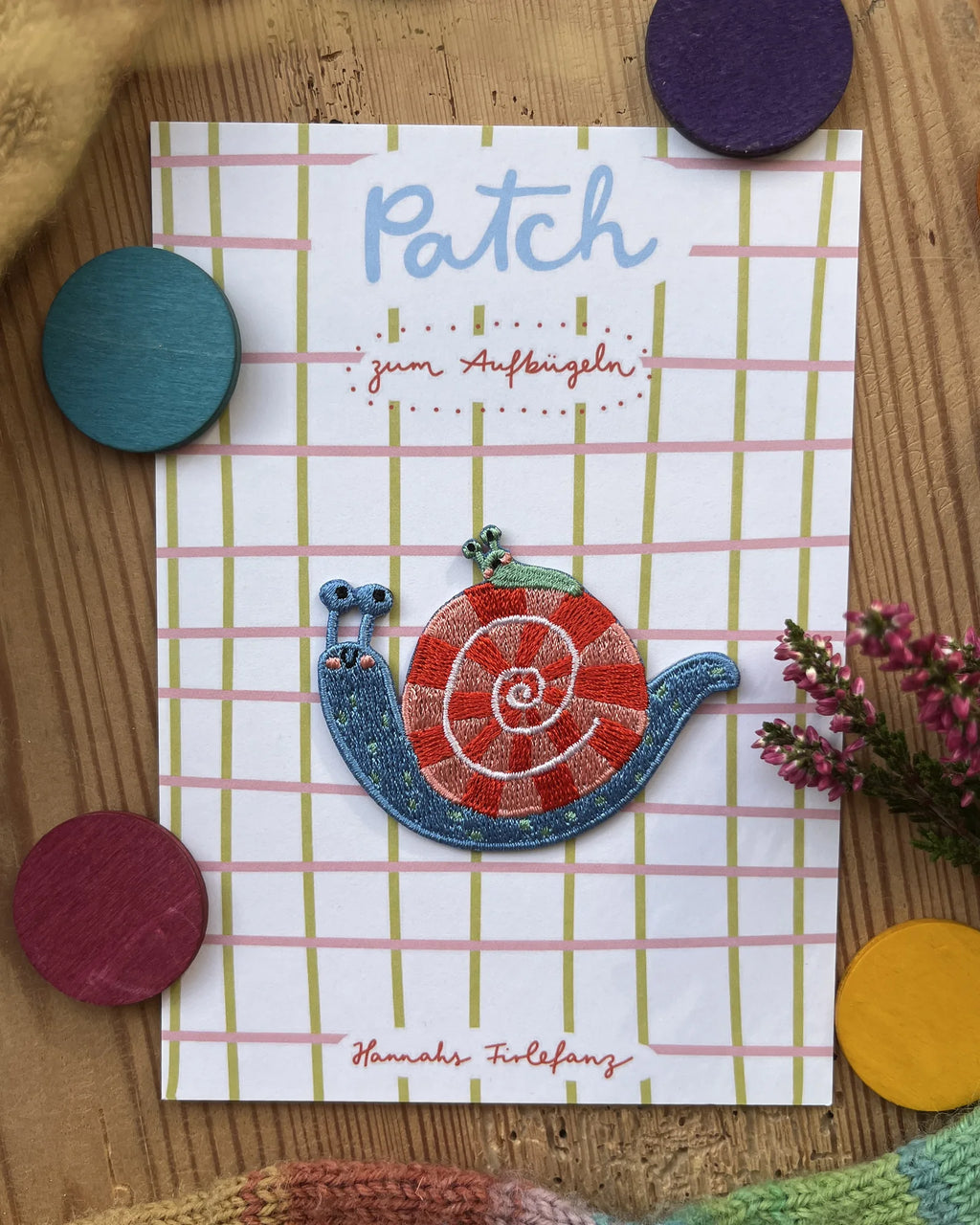 Hannahs Firlefanz Patch Schnecke mit rot-weißem Haus, auf der karierten Karte Patch zum Aufbügeln