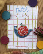 Hannahs Firlefanz Patch Schnecke mit rot-weißem Haus, auf der karierten Karte Patch zum Aufbügeln