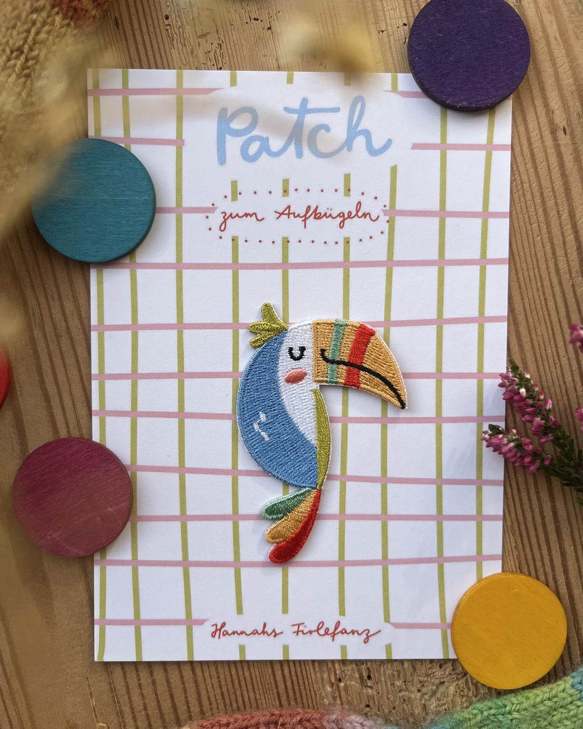Hannahs Firlefanz Patch Tukan mit Regenbogenschnabel, auf der karierten Karte Patch zum Aufbügeln