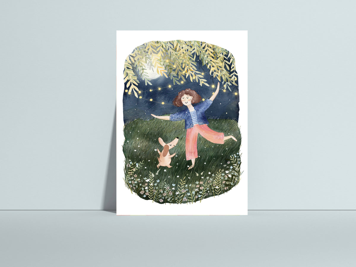 Postkarte Dancing in the Moonlight von Hannahs Firlefanz A6, an eine helle Wand gelehnt