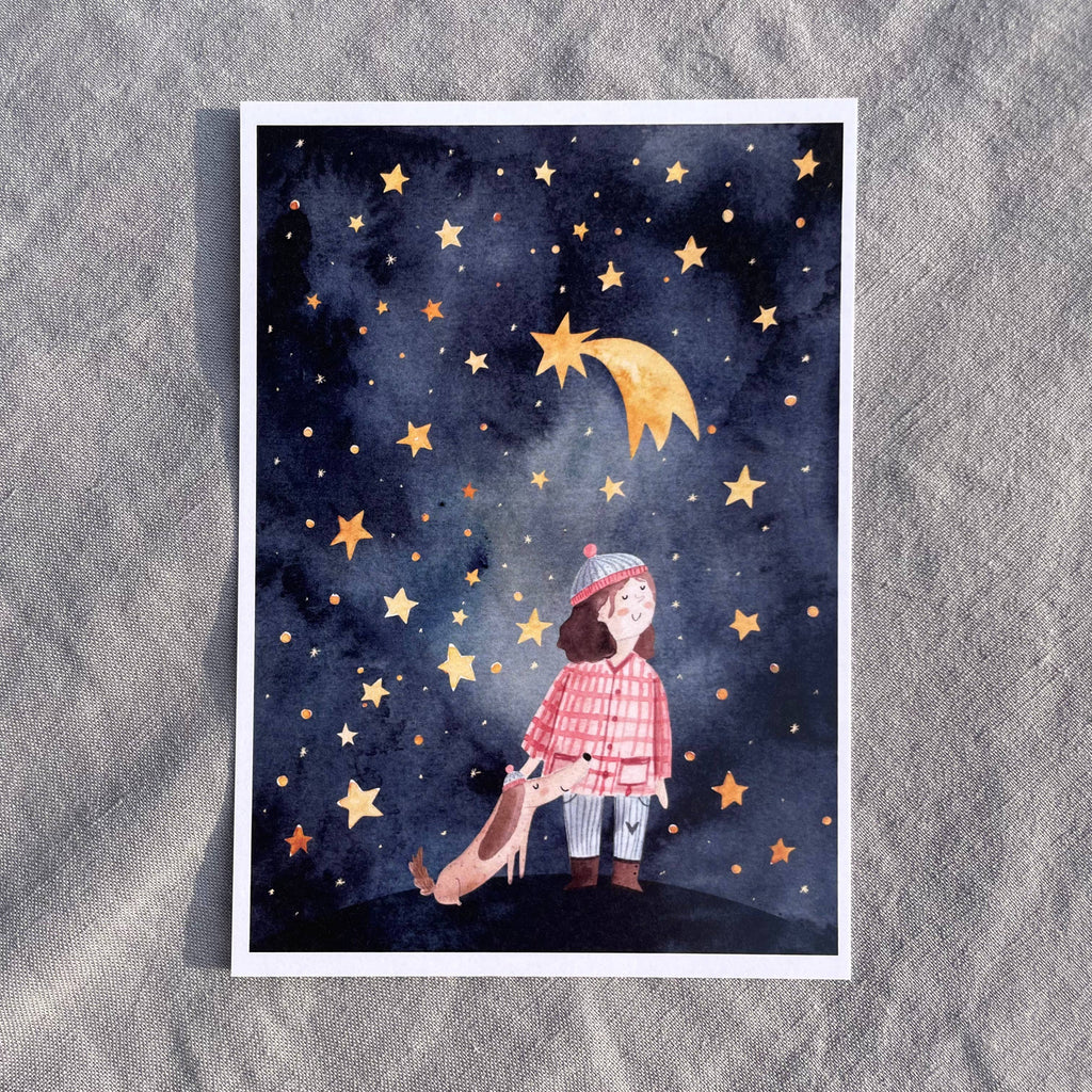 Postkarte Sternenhimmel von Hannahs Firlefanz A6, Kind mit Mütze und Hund unter dem Sternenhimmel mit Sternschnuppe