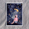 Postkarte Sternenhimmel von Hannahs Firlefanz A6, Kind mit Mütze und Hund unter dem Sternenhimmel mit Sternschnuppe