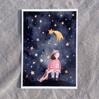 Postkarte Sternenhimmel von Hannahs Firlefanz A6, Kind mit Mütze und Hund unter dem Sternenhimmel mit Sternschnuppe