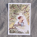 Postkarte Vogelbeobachtung von Hannahs Firlefanz A6, Person mit Fernglas und Hund auf einem Baumstumpf, in den Ästen sitzen Vögel