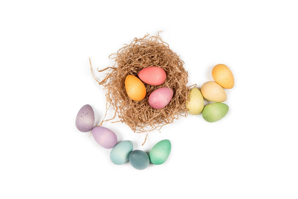 Grapat Happy Eggs Holzeier, bemalte Holzeier in Pastellfarben in einem Nest aus Heu