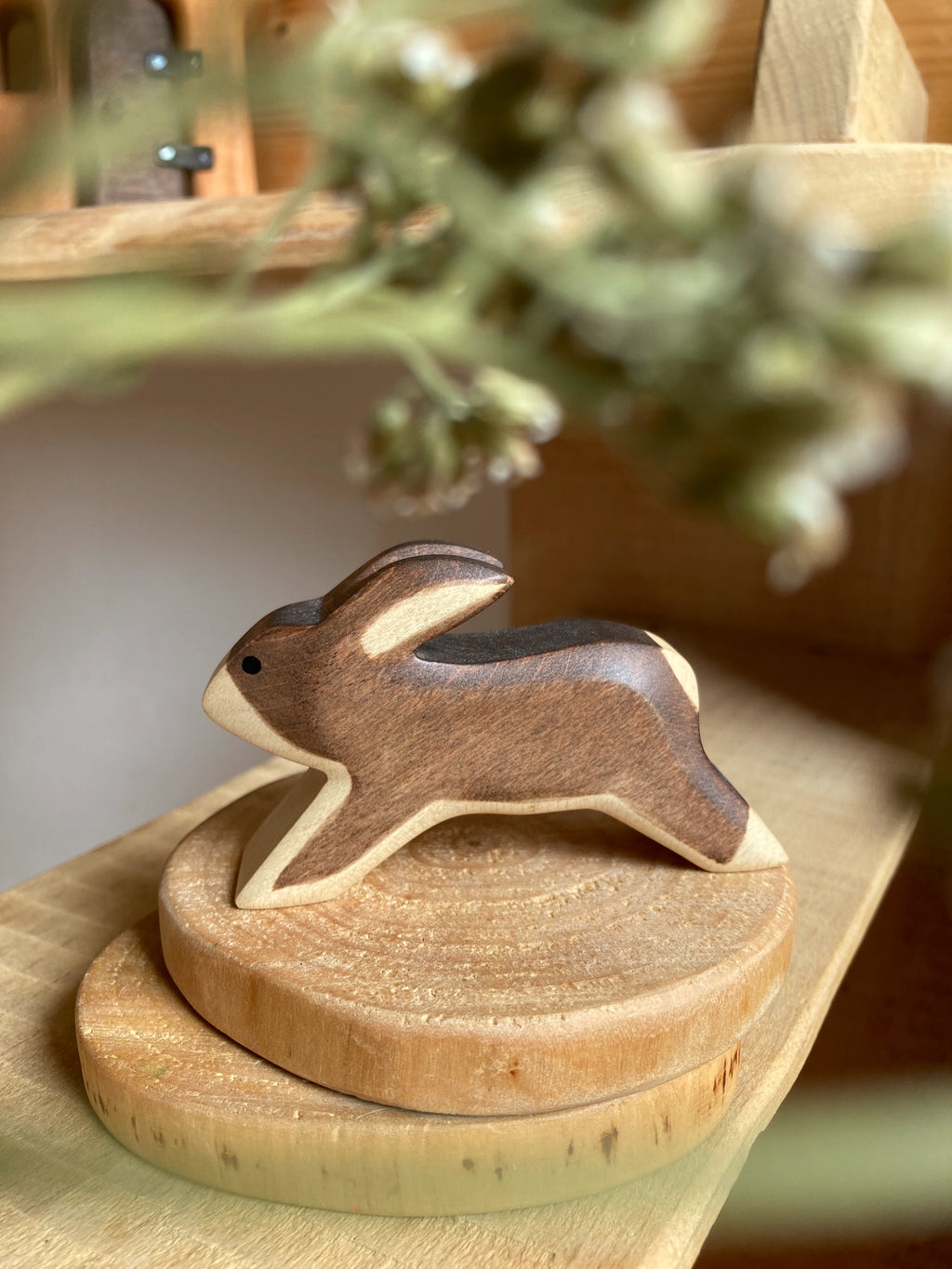 Holzfigur Hase laufend von HolzWald, Foto