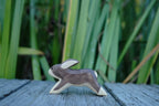 Holzfigur Hase laufend von HolzWald, Foto