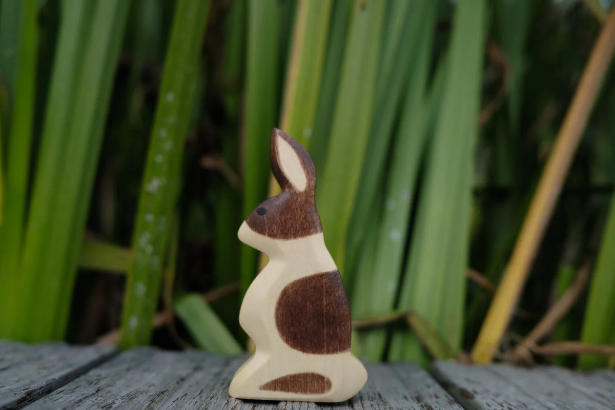 Holzfigur Hase stehend von HolzWald, braun-weiß gefleckt