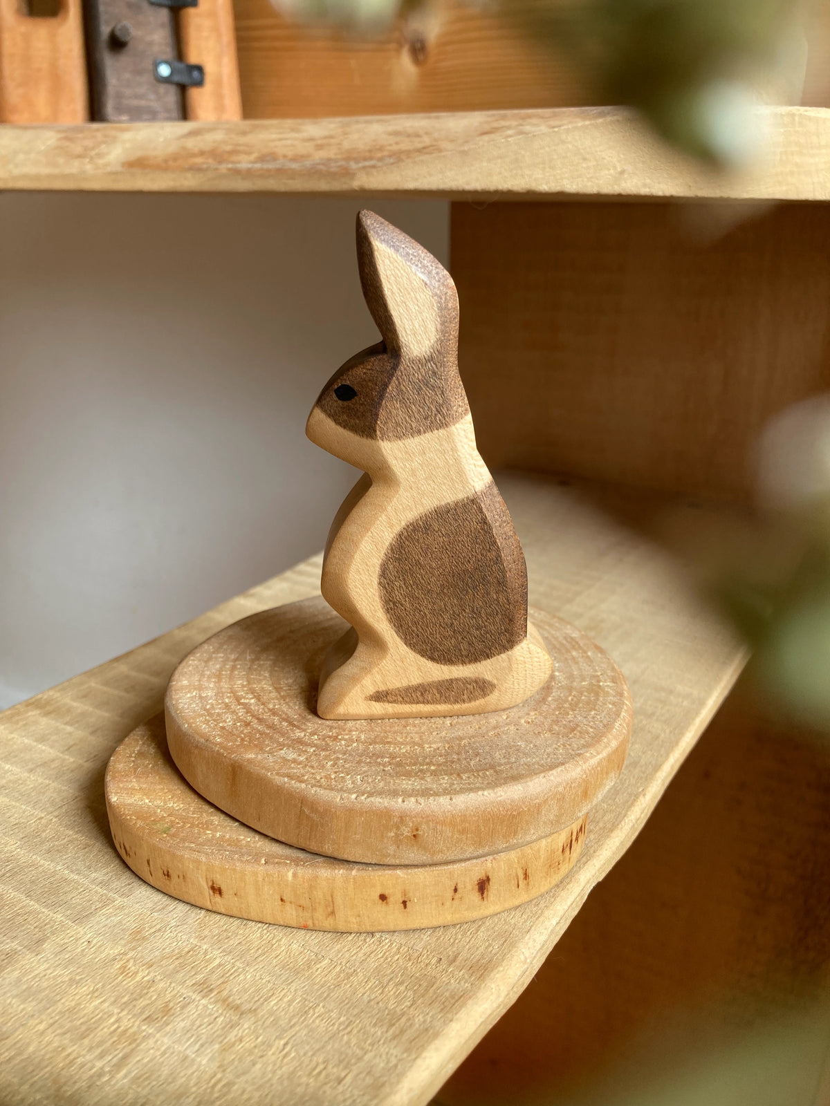 Holzfigur Hase stehend von HolzWald, Foto