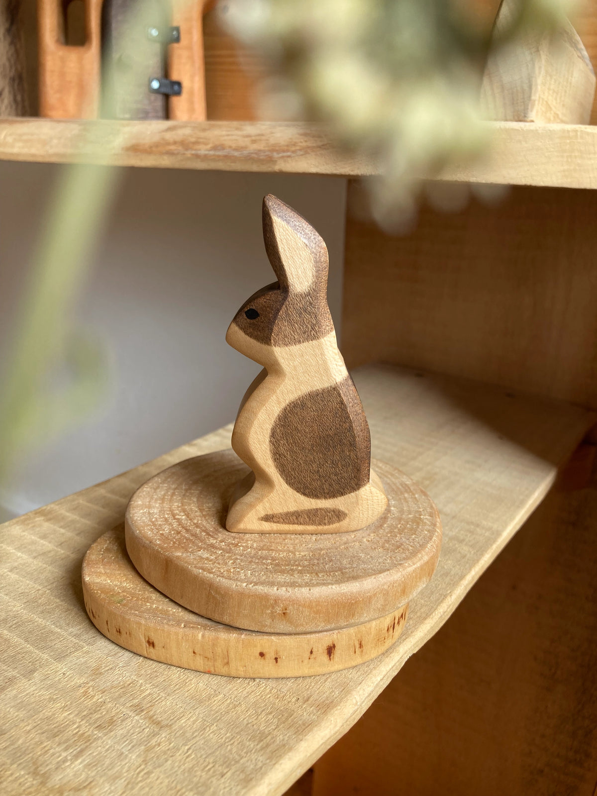 Holzfigur Hase stehend von HolzWald, Foto