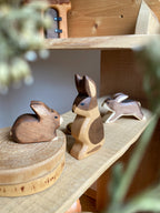 Holzfigur Hase laufend von HolzWald mit weiteren HolzWald Figuren, Foto