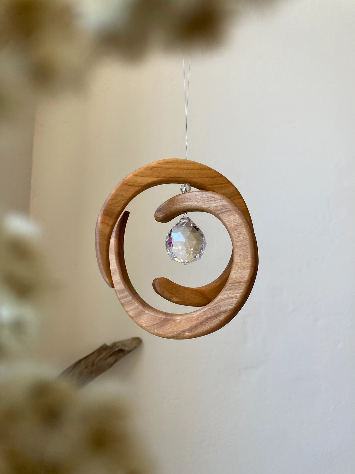 Fensterschmuck Helix mit Regenbogen-Kristall von Sternengasse, Foto