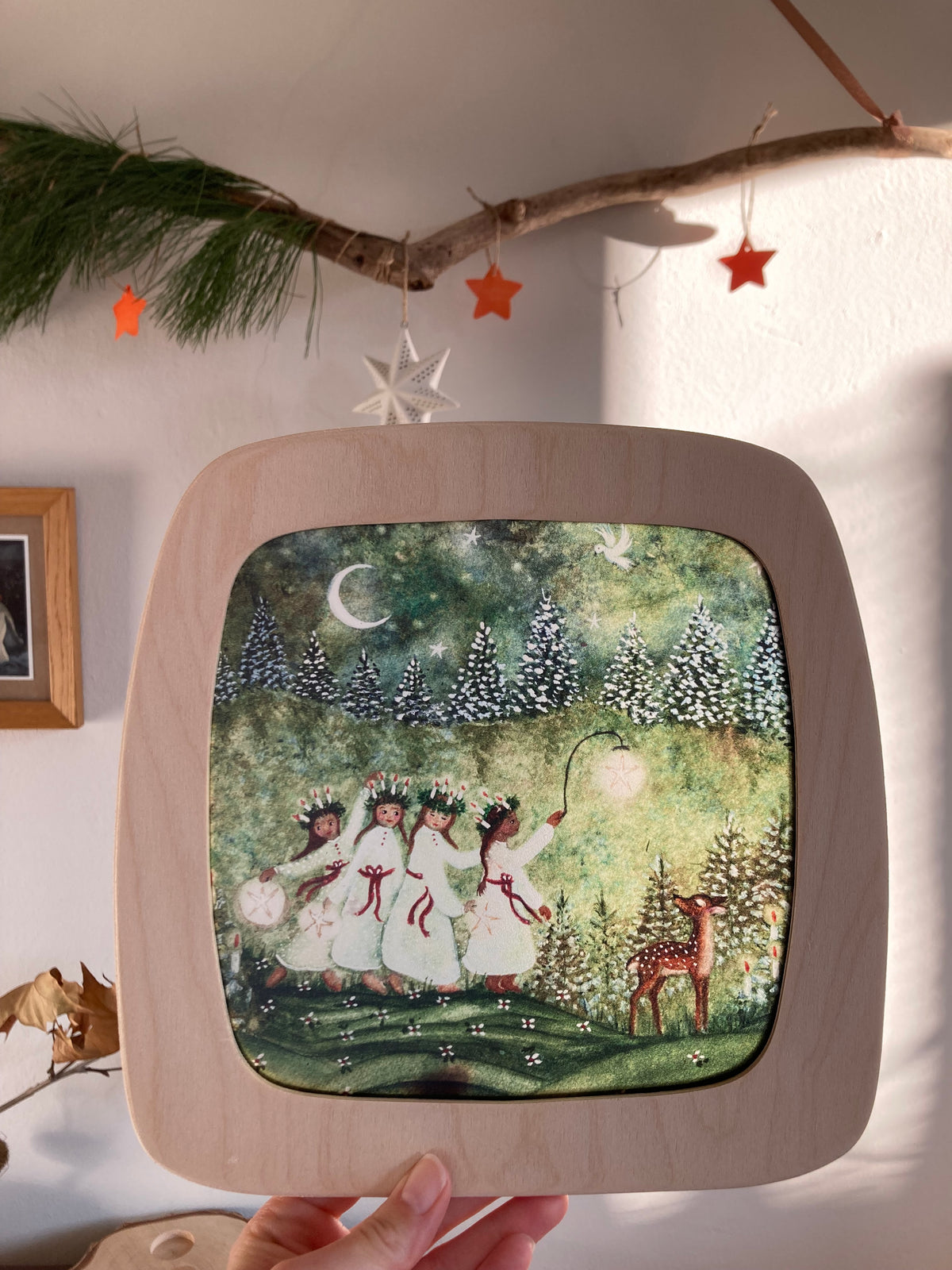 Motiv Advent von Bijdehansje für die magische Lampe: Kinder in weißen Kleidern mit Kerzenkränzen im nächtlichen Wald, daneben ein Reh, Ansicht 3