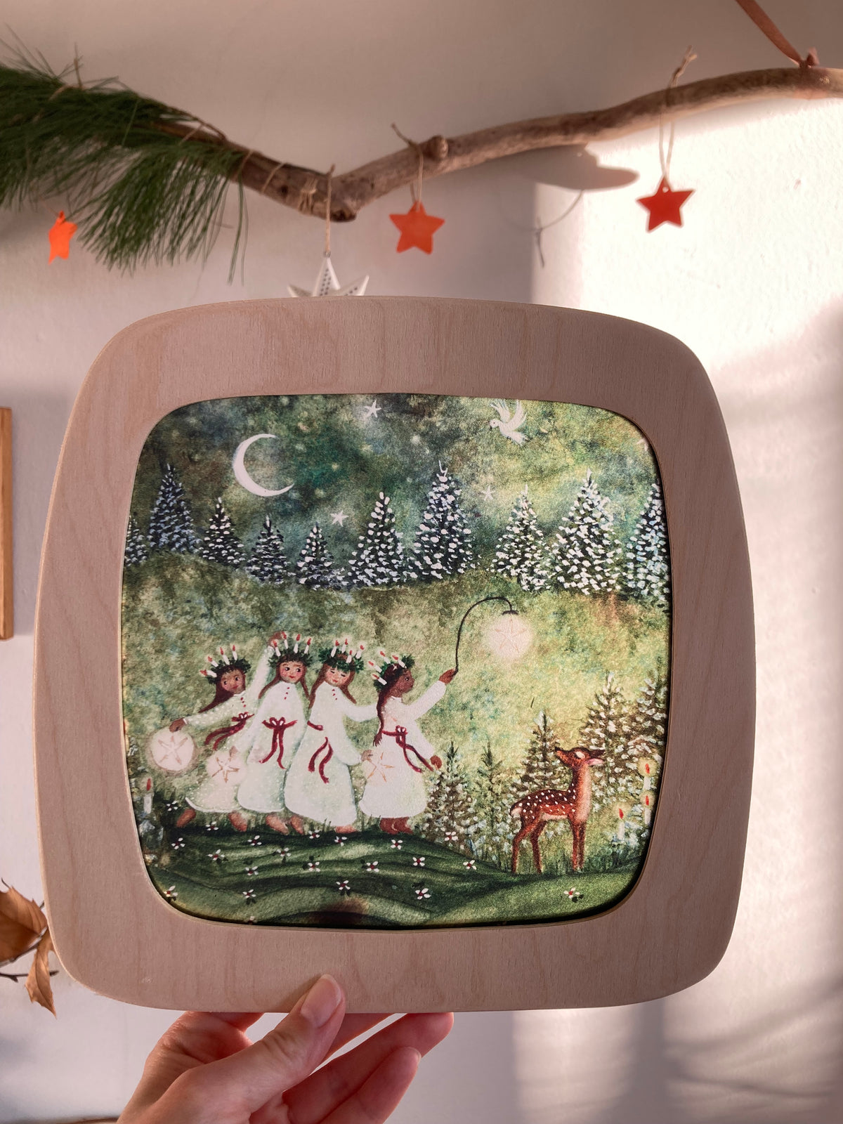 Motiv Advent von Bijdehansje für die magische Lampe: Kinder in weißen Kleidern mit Kerzenkränzen im nächtlichen Wald, daneben ein Reh, Ansicht 2