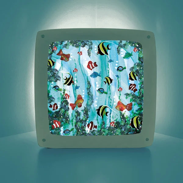 Motiv Aquarium von Bijdehansje für die magische Lampe: Bunte gestreifte und rote Fische zwischen grünen Wasserpflanzen in türkisem Wasser