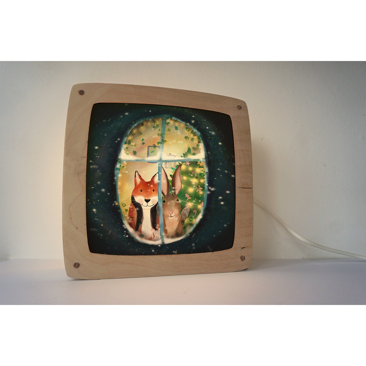 Motiv Aus dem Fenster schauen von Lotte Drouen für die magische Lampe: Fuchs und Hase am runden Fenster, daneben ein kleiner Tannenbaum