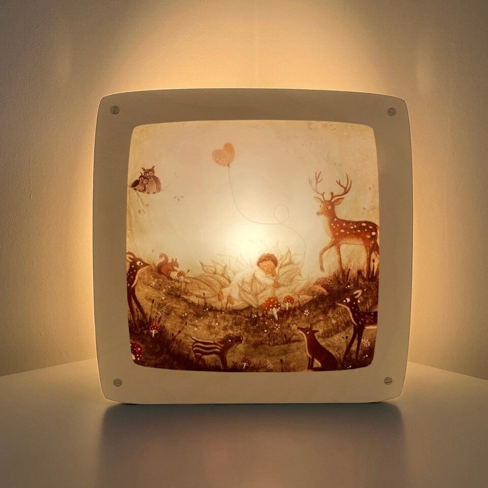 Motiv Baby Traum von Bijdehansje für die magische Lampe: Schlafendes Baby auf einer Waldwiese mit Reh, Hirsch und Eule