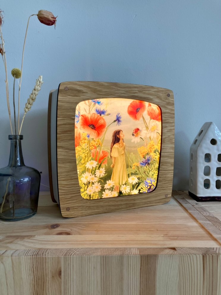 Motiv Bewunderung von Iris Esther für die magische Lampe: Gestalt im gelben Kleid in einer Sommerwiese mit rotem Mohn und Kornblumen, Ansicht 2