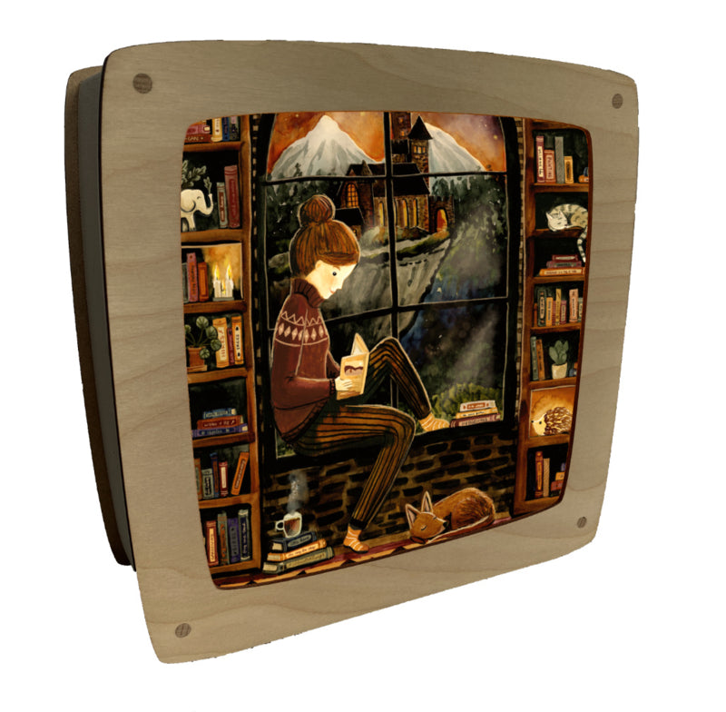 Motiv Bibliothek von Esther Bennink für die magische Lampe: Lesende Person am Fenster zwischen hohen Bücherregalen, davor Tee und Bücher