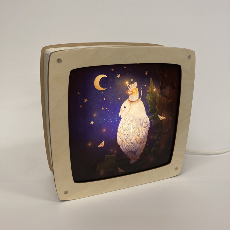 Motiv Eule und Maus von Lotte Drouen für die magische Lampe: Weiße Eule mit kleiner Maus auf dem Kopf vor dem Nachthimmel mit Mond