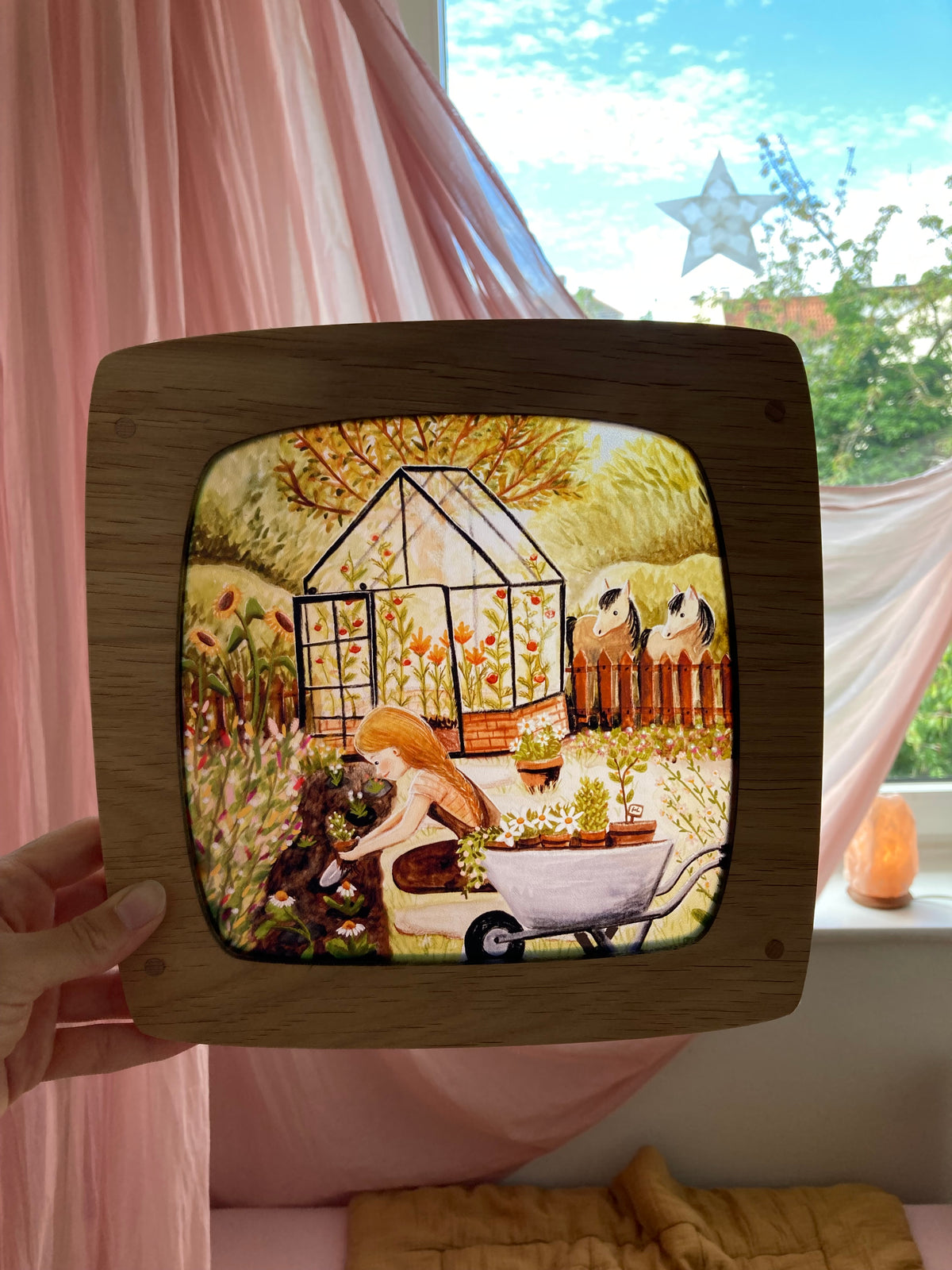 Motiv Gärtnern von Esther Bennink für die magische Lampe: Gartenarbeit mit Schubkarre vor einem Gewächshaus, ringsum Blumen und Tiere, Ansicht 4
