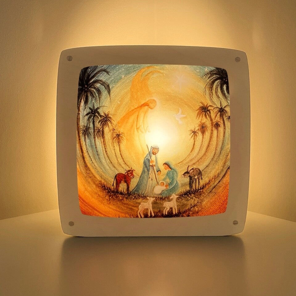 Motiv Krippengeschichte von Bijdehansje für die magische Lampe: Krippe mit Maria, Josef und dem Kind, darüber ein leuchtender Engel, ringsum Tiere