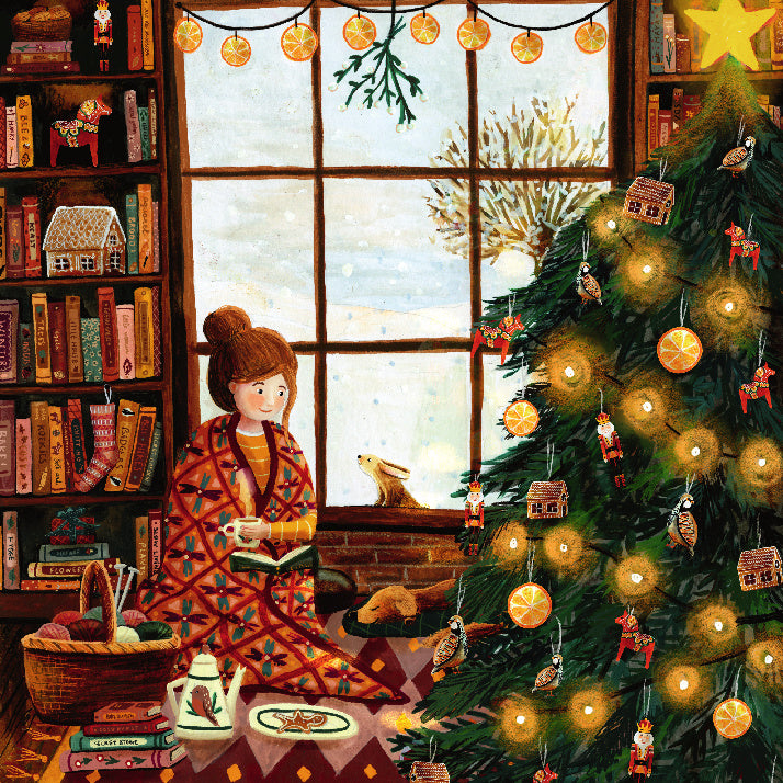 Motiv Kuscheln am Weihnachtsbaum von Esther Bennink für die magische Lampe: Lesende Person am Fenster neben einem leuchtenden Weihnachtsbaum und Bücherregal, Ansicht 2
