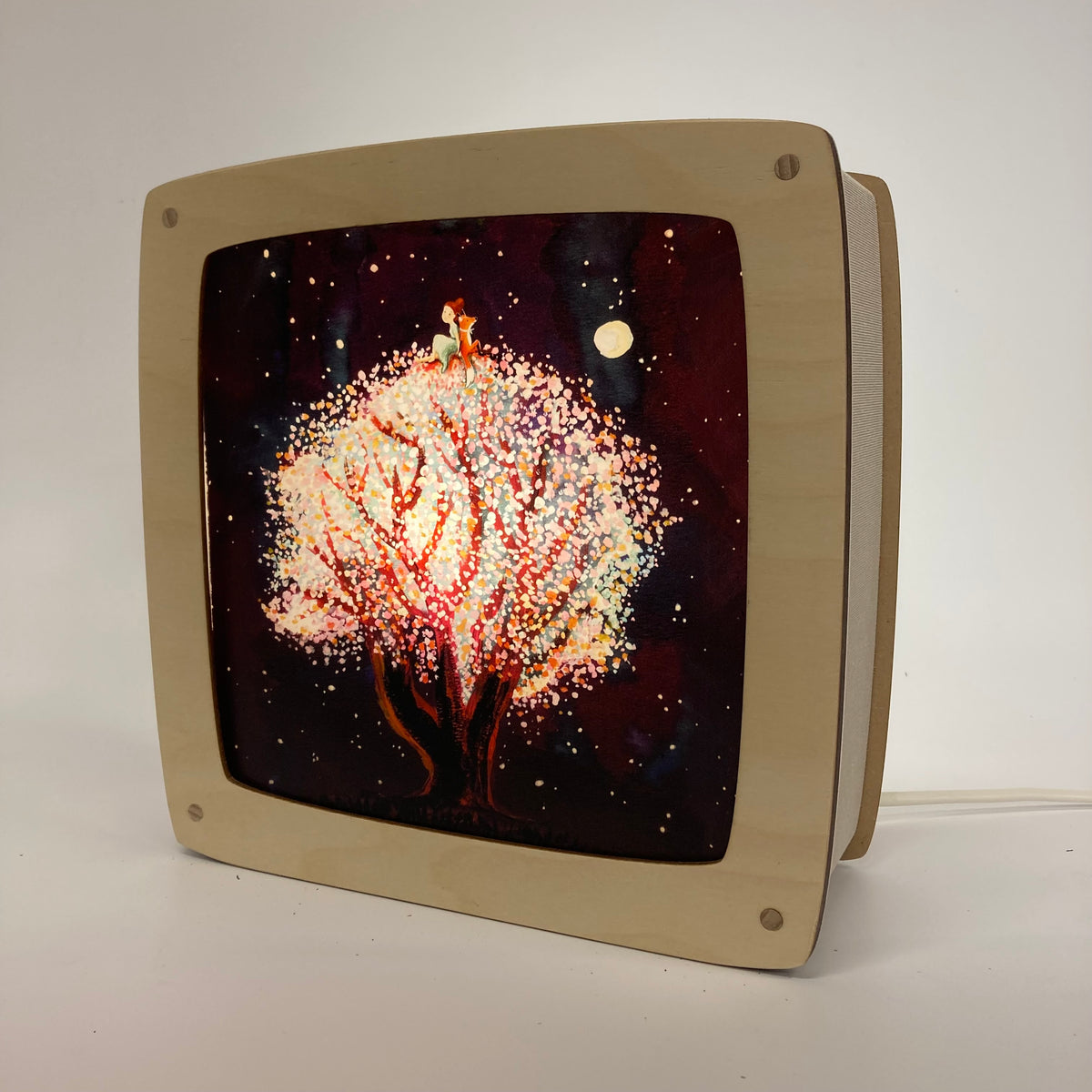 Motiv Magischer Baum von Esther Bennink für die magische Lampe: Leuchtender Blütenbaum vor einem dunklen Sternenhimmel mit Mond