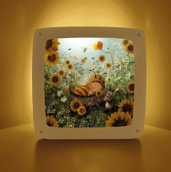 Motiv Meine kleine Honigbiene von Bijdehansje für die magische Lampe: Baby im Körbchen zwischen Sonnenblumen, Bienen und einem kleinen Hasen