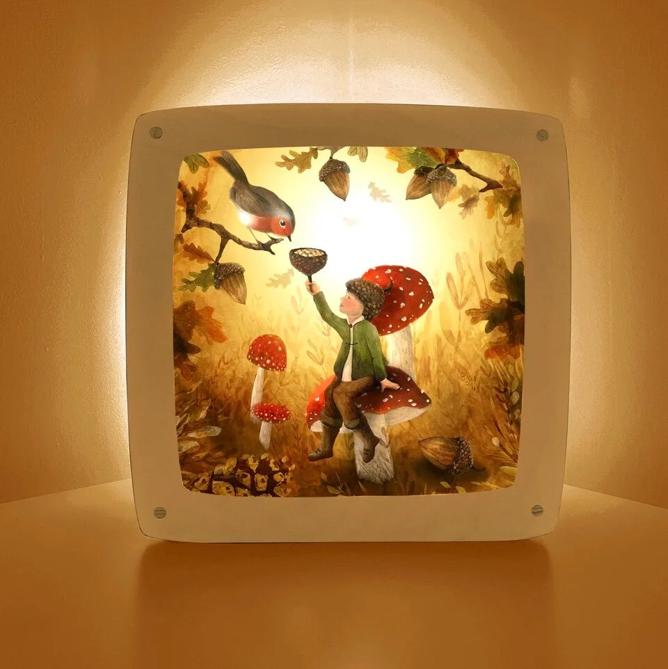 Motiv Nenn mich Rotkehlchen von Bijdehansje für die magische Lampe: Wichtel auf einem Fliegenpilz mit Rotkehlchen im Herbstlaub