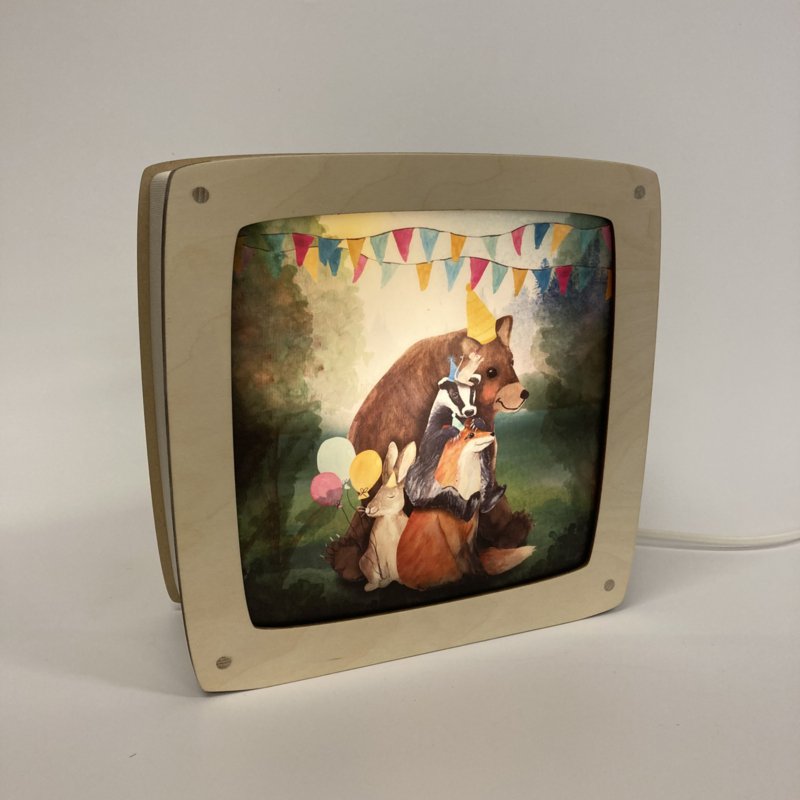 Motiv Partytiere von Lotte Drouen für die magische Lampe: Bär, Dachs, Fuchs und Hase mit Luftballons unter bunten Wimpeln