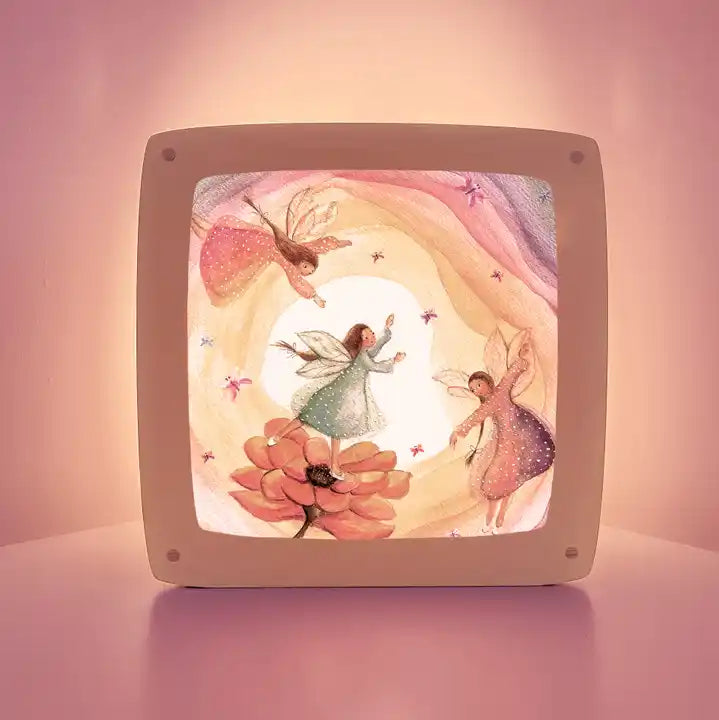 Motiv Schmetterlingsfeen von Bijdehansje für die magische Lampe: Feen mit Schmetterlingsflügeln tanzen um eine rosa Blüte