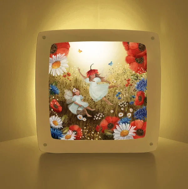 Motiv Sommerflüstern von Bijdehansje für die magische Lampe: Feen zwischen rotem Mohn, Kornblumen und Margeriten