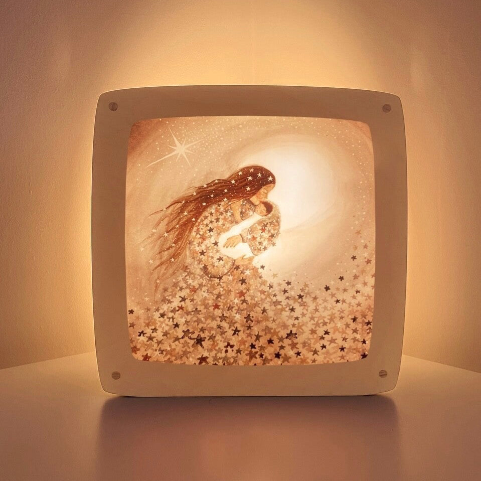 Motiv Sternklare Liebe von Bijdehansje für die magische Lampe: Gestalt mit langem Haar hält ein Baby im Arm, ringsum funkelnde Sterne