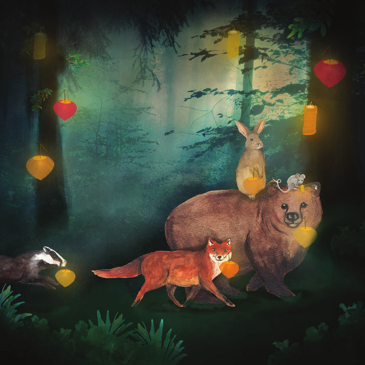 Motiv Waldfreunde mit Laternen von Lotte Drouen, Illustration: Bär, Hase, Fuchs und Dachs im Abendwald unter bunten Laternen