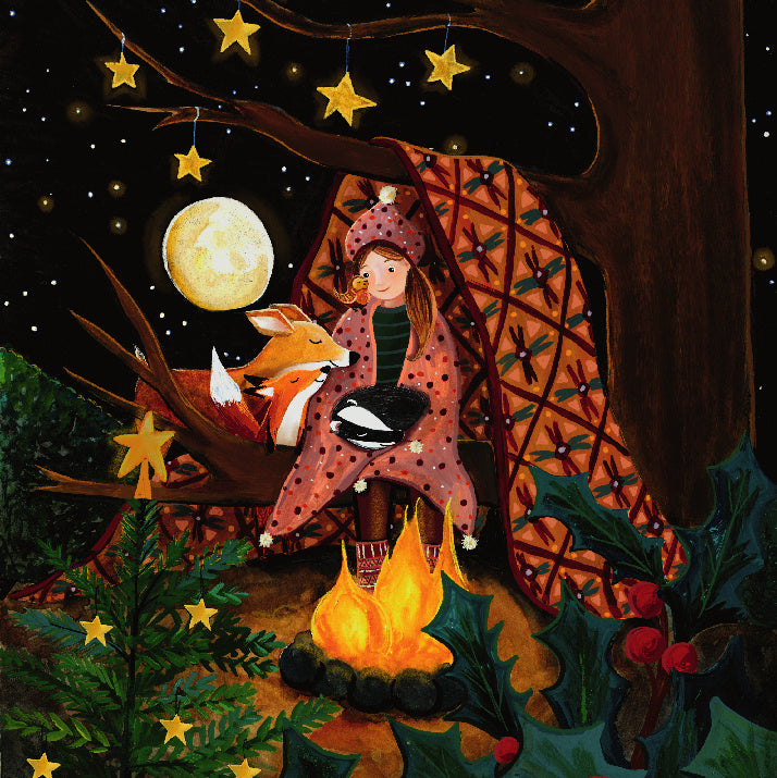 Motiv Weihnachten im Wald von Esther Bennink für die magische Lampe: In eine Decke gehüllte Gestalt am Lagerfeuer im Wald unter Mond und Sternen, Ansicht 2