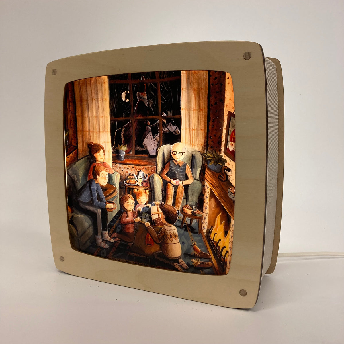 Motiv Weihnachtsabend von Esther Bennink für die magische Lampe: Familie im gemütlichen Wohnzimmer vor dem Kamin am Weihnachtsabend