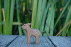 Holzfigur Hirschkalb von HolzWald mit weißen Tupfen