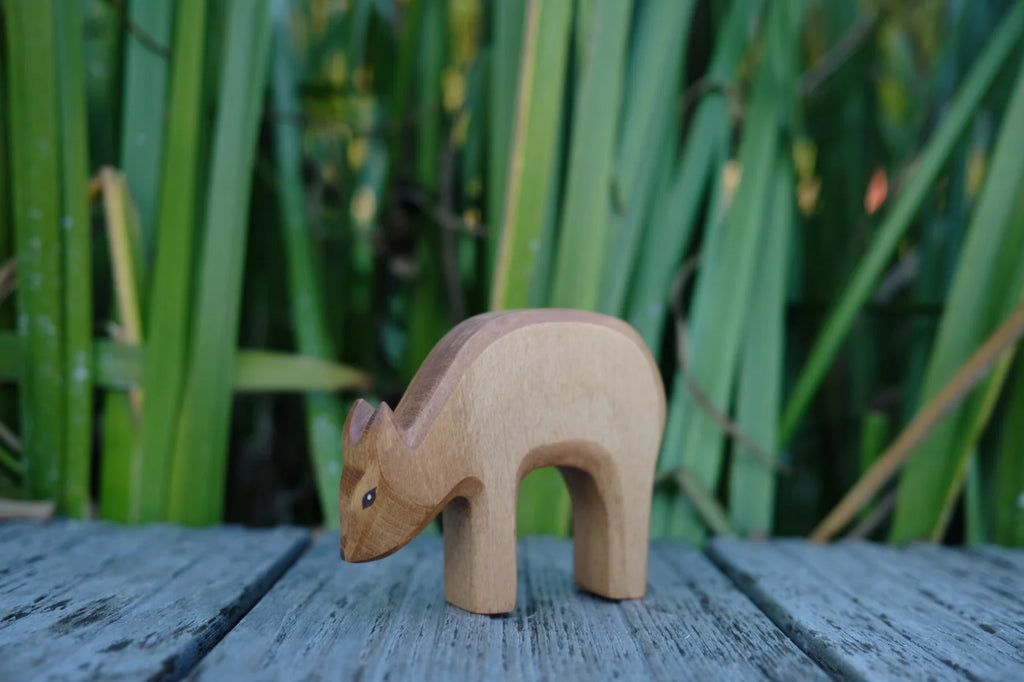 Holzfigur Hirschkuh von HolzWald mit gesenktem Kopf