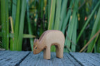 Holzfigur Hirschkuh von HolzWald mit gesenktem Kopf