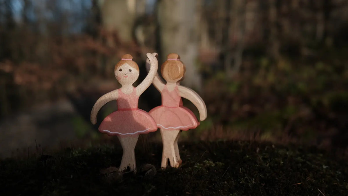 Holzfigur Ballerina von HolzWald im rosa Tutu