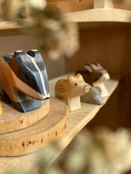 Holzfigur Maus von HolzWald mit weiteren HolzWald Figuren, Foto