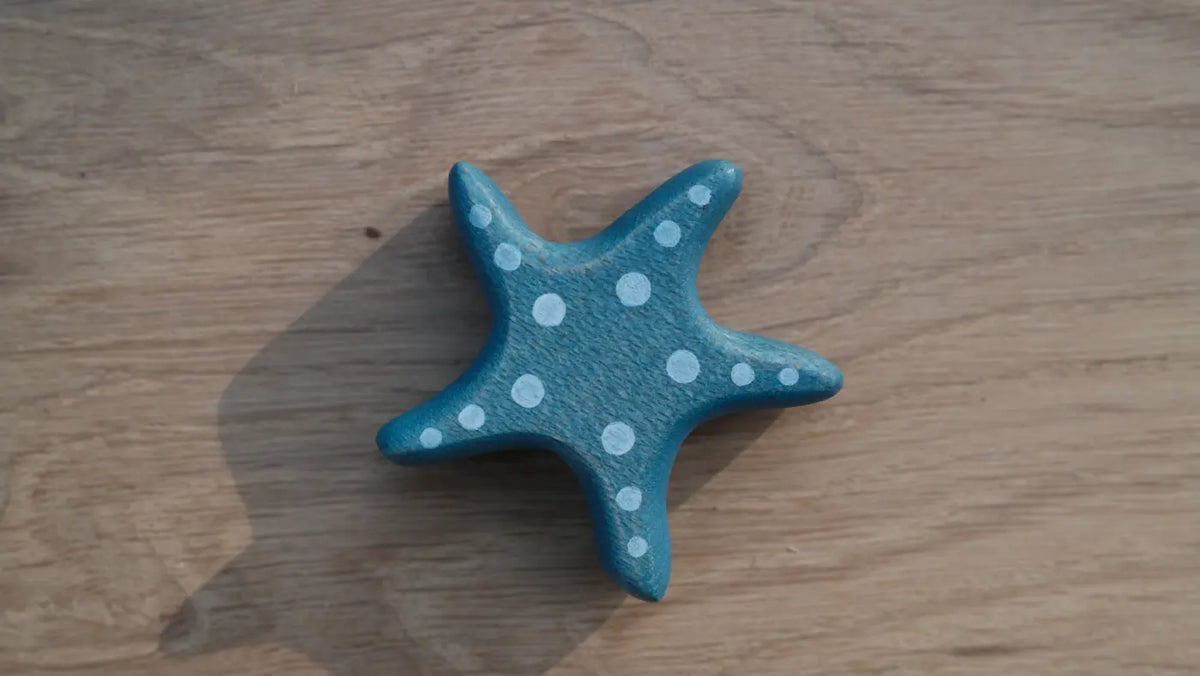 Holzfigur Seestern blau von HolzWald mit hellen Punkten