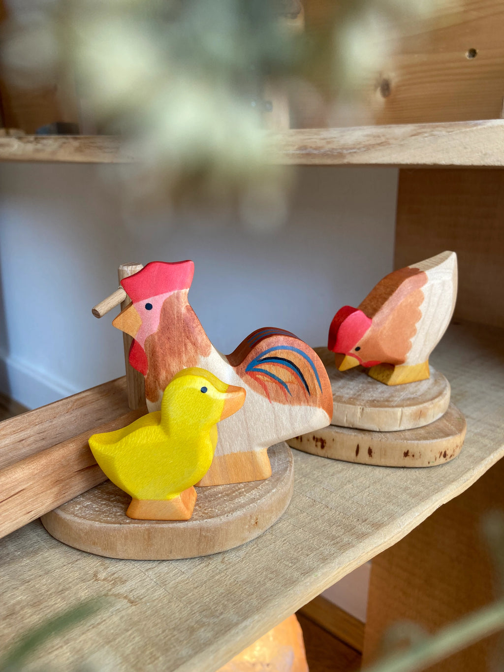 Holzfigur Hahn von HolzWald mit weiteren HolzWald Figuren, Foto