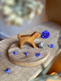 Holzfigur Hund von Decor Spielzeug aus Erlenholz