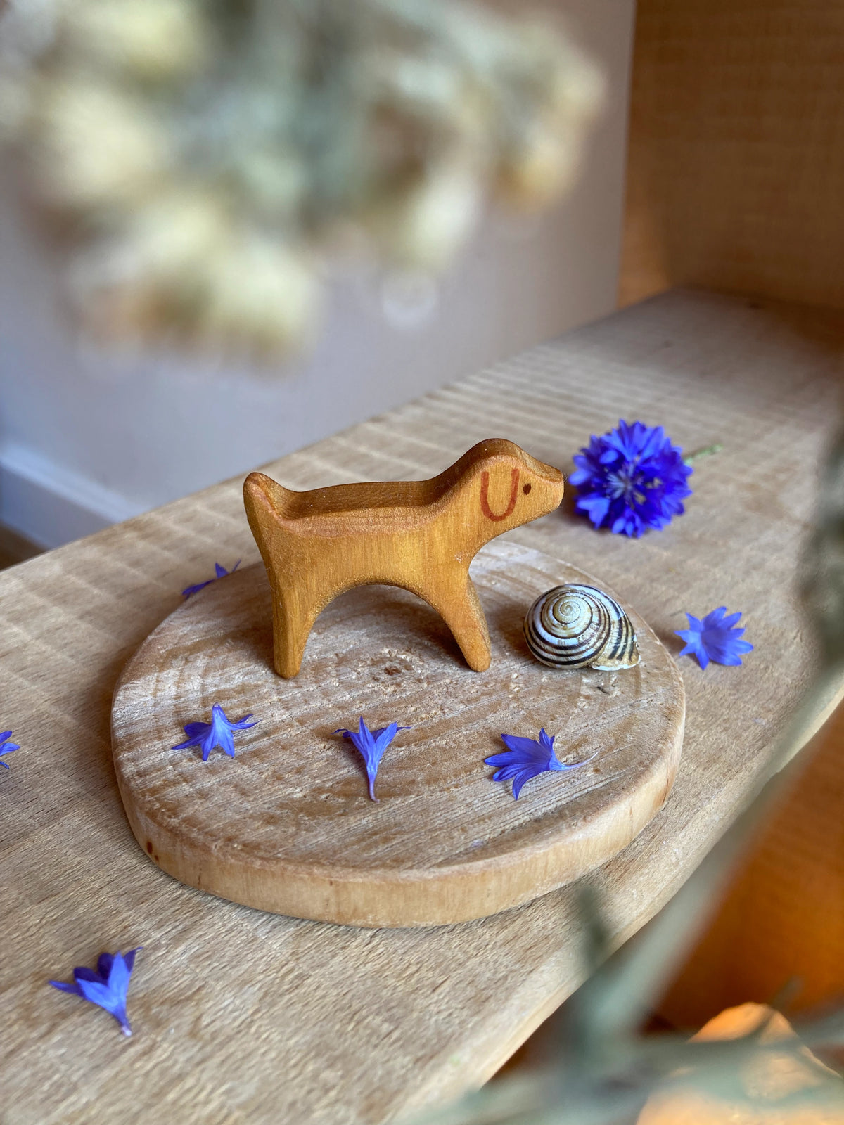 Holzfigur Hund von Decor Spielzeug aus Erlenholz