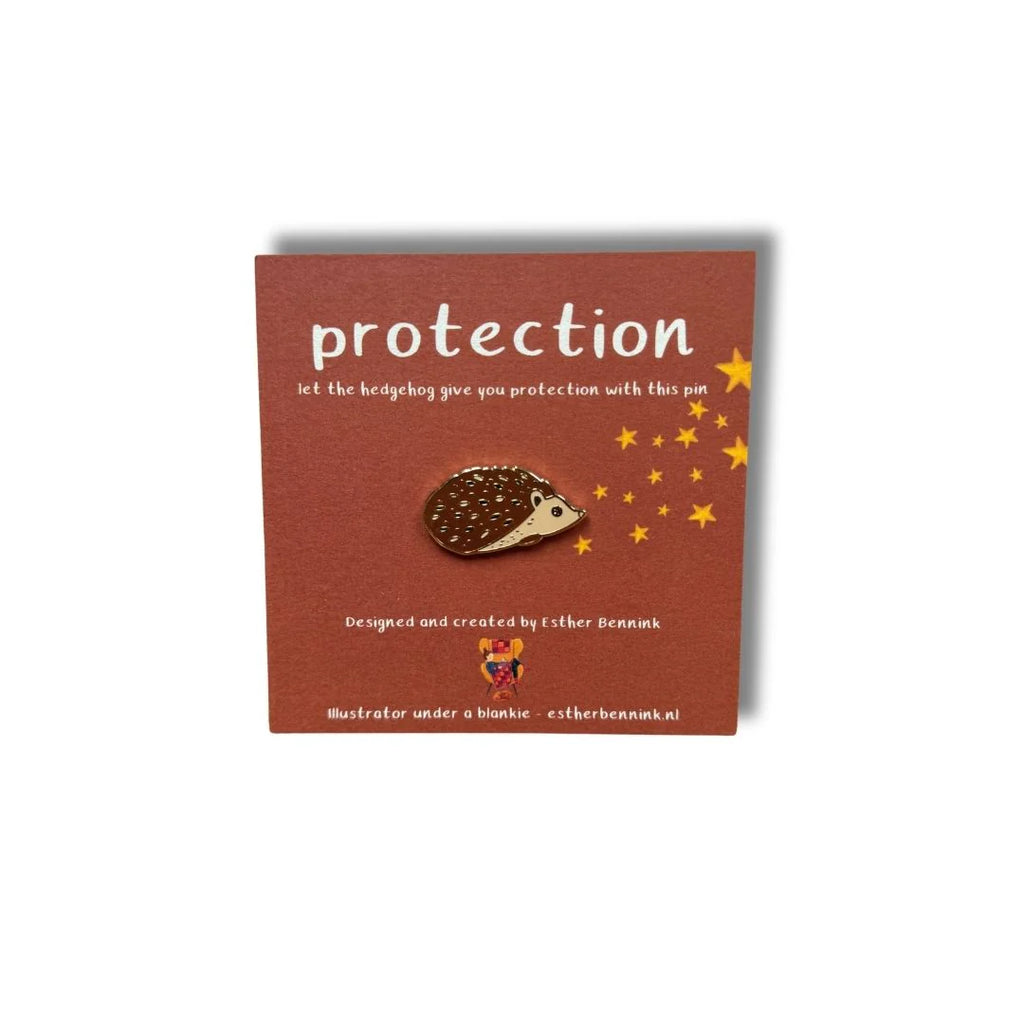 Emaille-Pin Igel protection von Esther Bennink, Emaille-Pin Igel auf einer dunkelroten Karte mit dem Spruch protection